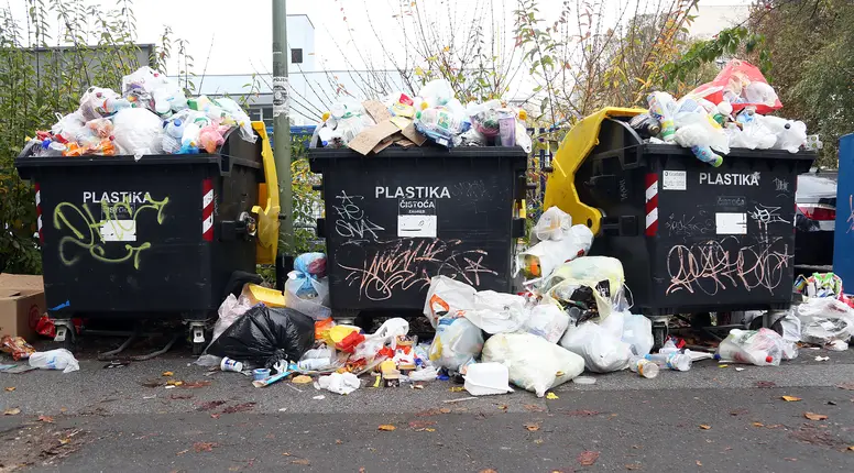 Prepuni kontejneri za plastiku okruženi vrećama otpada na zagrebačkoj ulici